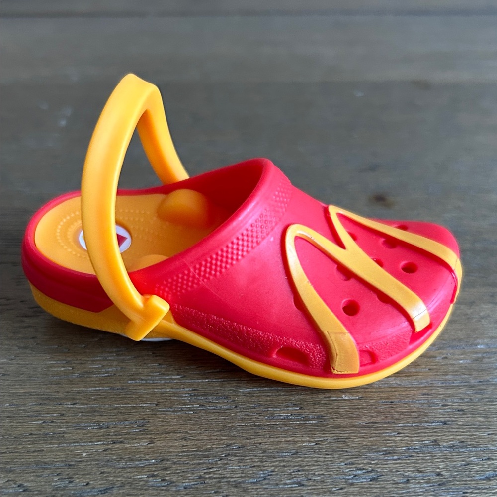 Collectible Mini Croc Keychain Colab With Mac
Donald’s Happy Meal. Kids Toy.